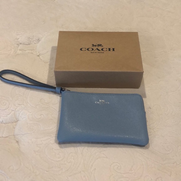 🐝Coach wristlet NWT dusty blue